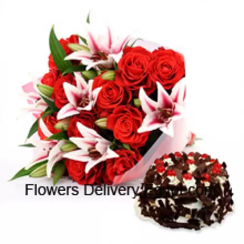 Un magnifique bouquet de roses roses et de lys roses accompagné d'un gâteau croustillant au chocolat de 1 kg (2,2 lb)