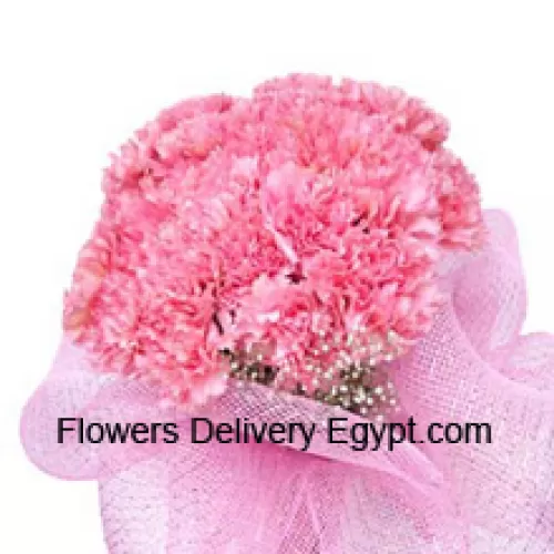 Un magnifique bouquet de 24 œillets roses avec des remplisseurs saisonniers