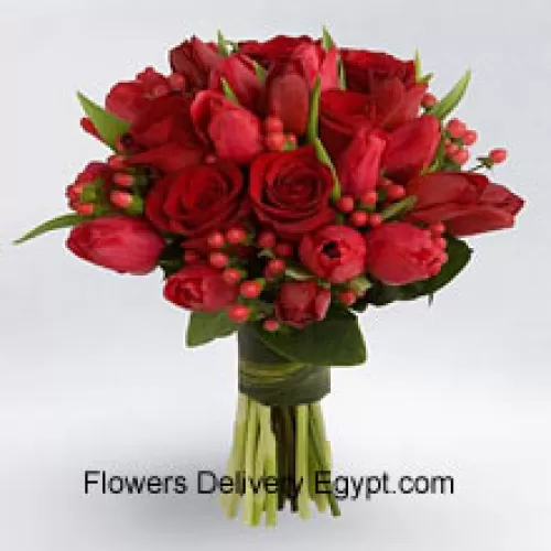Bouquet de roses rouges et de tulipes rouges avec des remplissages saisonniers rouges.